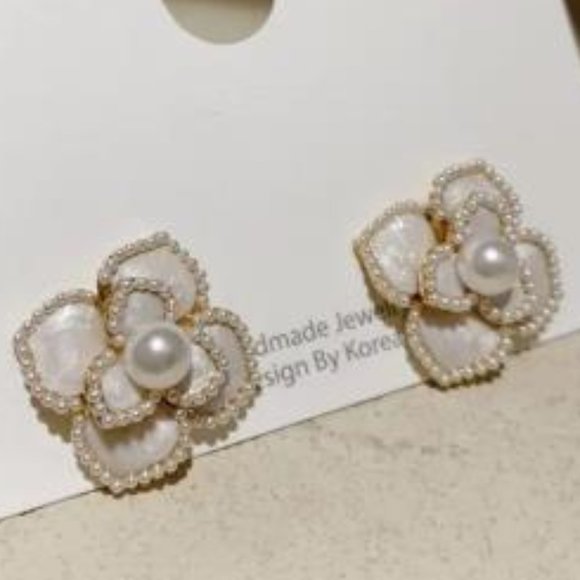 NWT Camellia Pearl Earrings – White & Goldtone - Picture 3 of 4